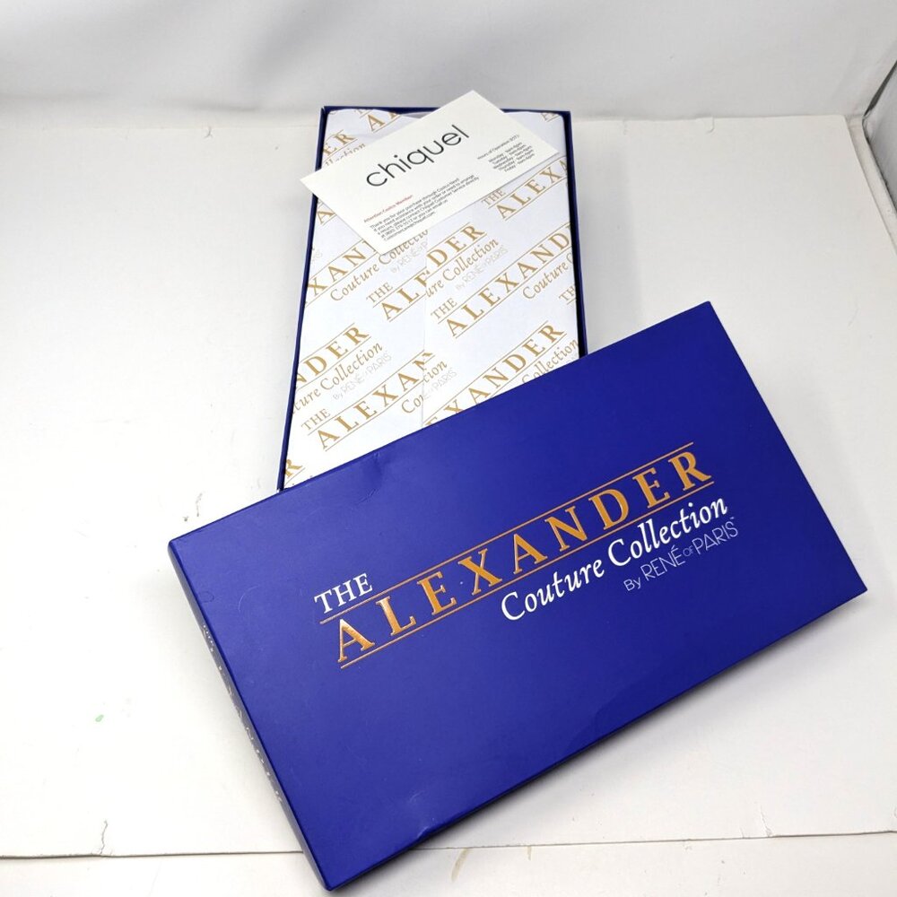 Renee of Paris Brown highlighted Bob Wig NIB Medium Length Brunette Lace front - Picture 2 of 15